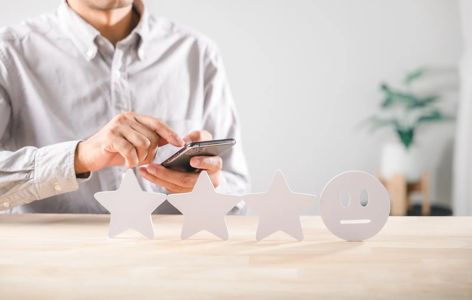 How lawyers should respond to negative reviews: man rating a service with stars and a neutral face
